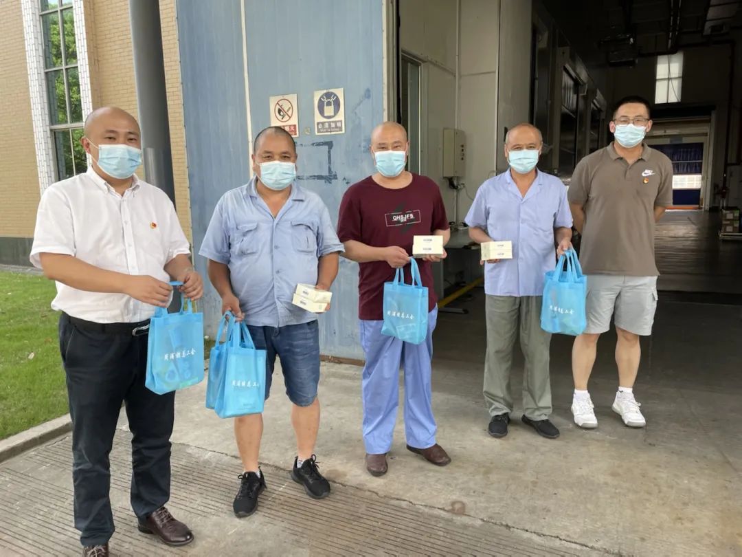 高溫堅守迎“烤”驗，慰問一線送清涼！